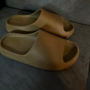 YEEZY SLIDE
"Ochre"